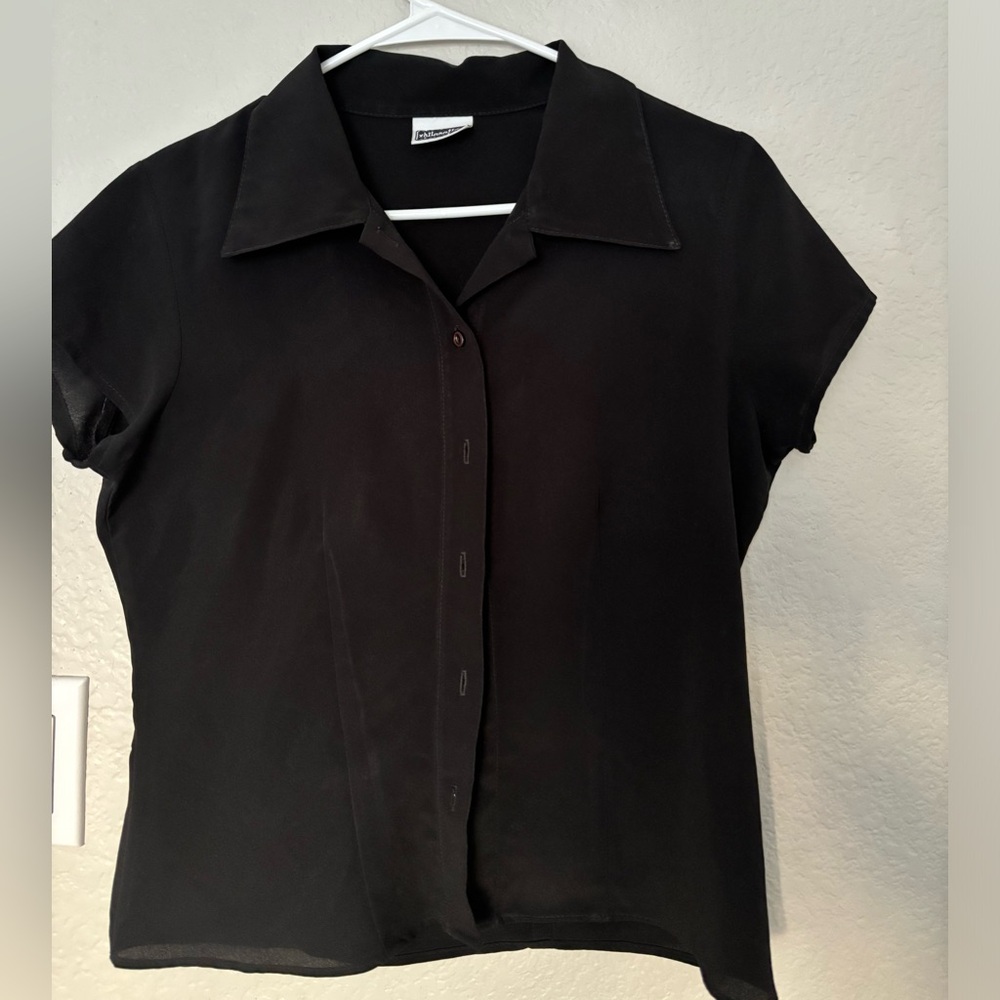 Older style button up shirt. Tapered at waist. Good condition.